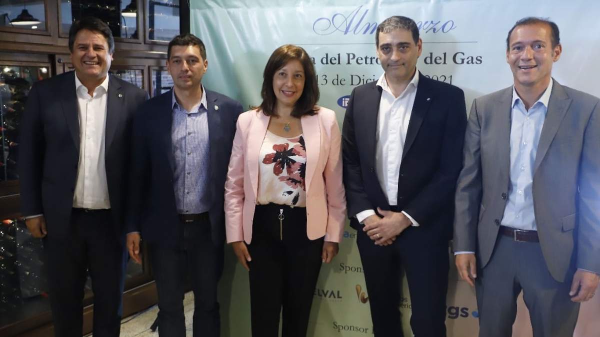 Omar Gutiérrez, junto a Mariano Gaido, Marcos Koopmann, Arabela Carreras y Pablo Iuliano. Fuente: (@omargutierrezok)