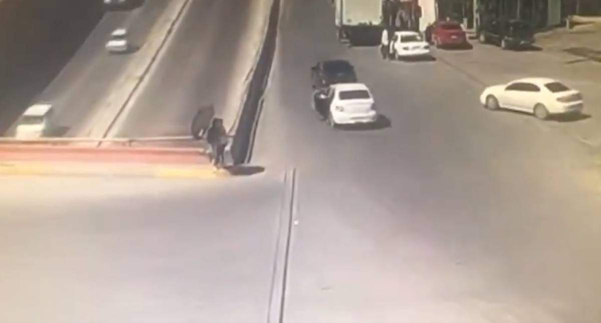 El momento en el que la mujer abre la puerta del auto para escapar