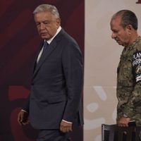 Inicia salida de turistas y puente aéreo; todas las despensas se concentran en base militar