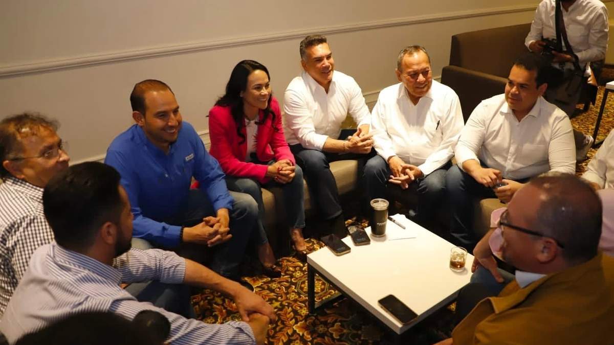 Alejandro Moreno, dirigente del PRI, acompaña a la candidata Alejandra del Moral durante la jornada electoral del 4 de junio de 2023