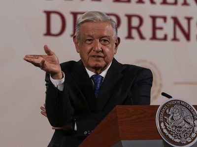 Hay que condecorar a Claudio X. González por su promoción de la Cuarta Transformación, ironiza AMLO