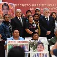 López Obrador formaliza comisión para la verdad y justicia del caso Ayotzinapa