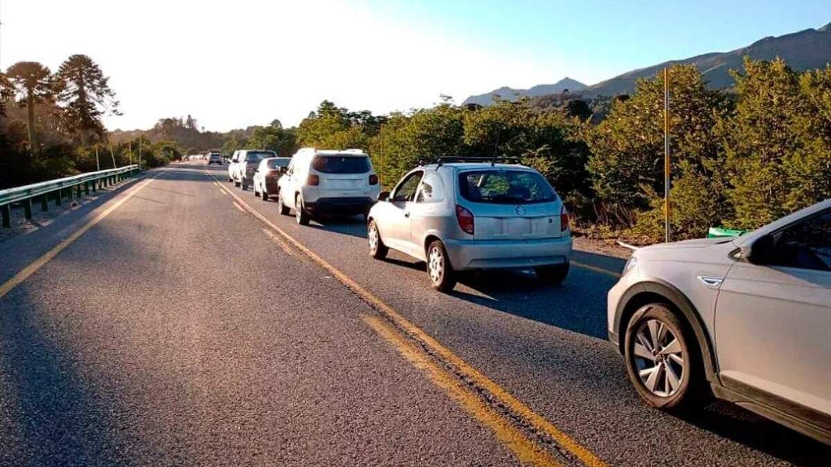 Larga fila de autos en el Paso Internacional Complejo Mamuil Malal. Fuente (Infolosandes).