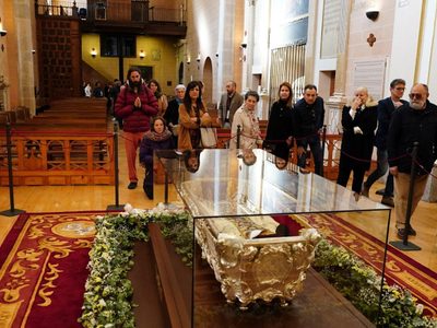 Miles de fieles acuden a ver los restos de santa Teresa de Ávila que murió en 1582