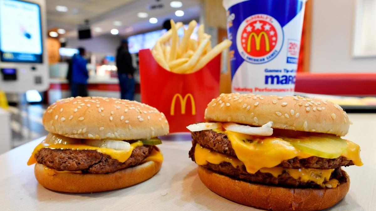 Una hamburguesa cuarto de libra de McDonald's, en un restaurante de Atlanta