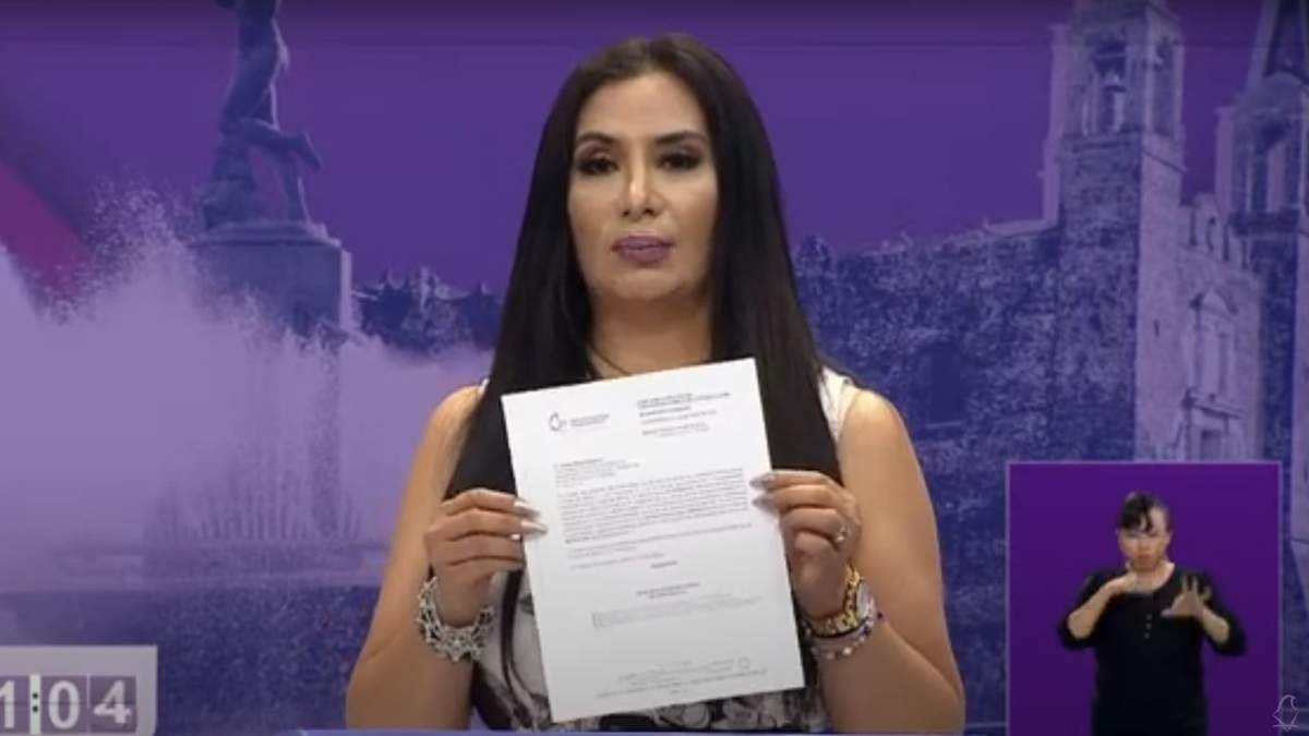 Esther Mejía Bolaños en el momento de anunciar su declinación