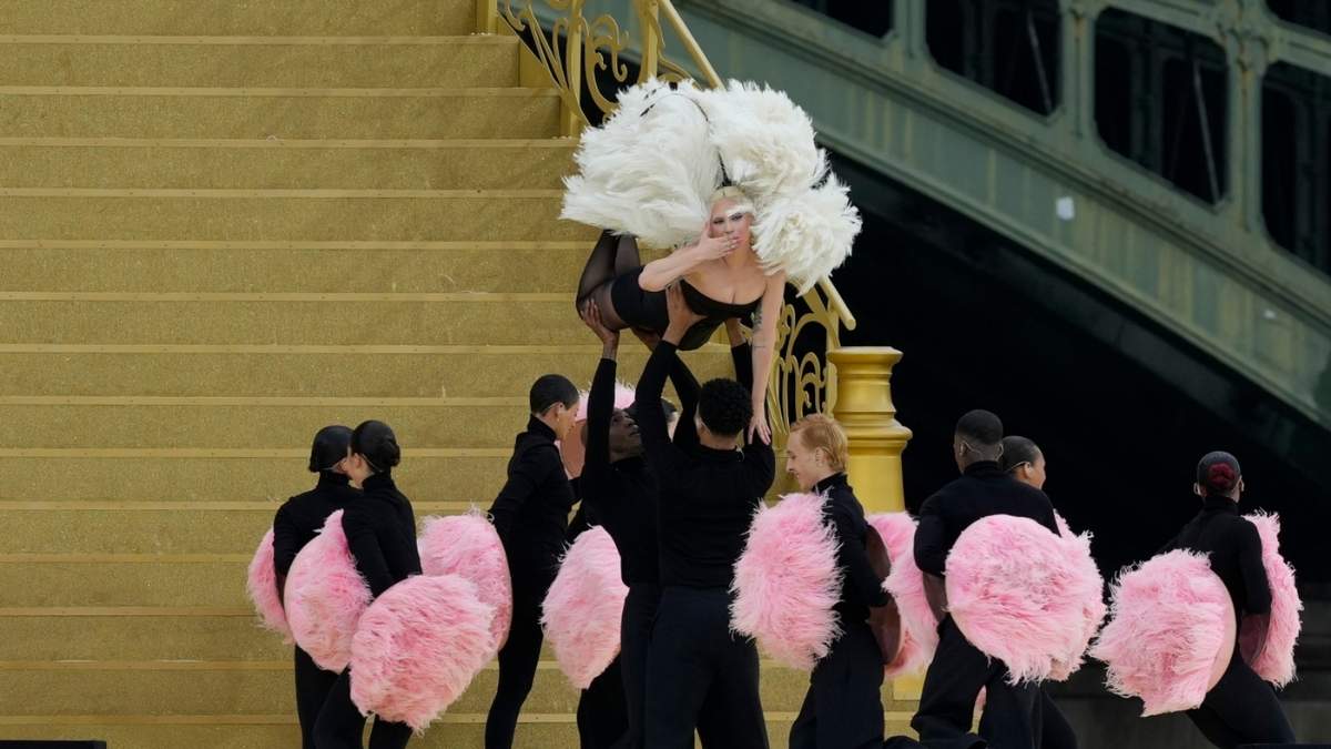 Lady Gaga actúa en París, Francia, antes de la ceremonia de apertura de los Juegos Olímpicos de Verano de 2024