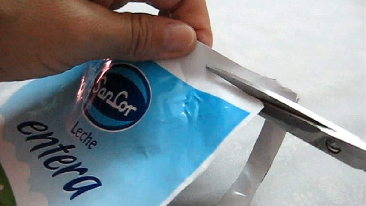 Cómo reciclar con un sachet de leche. Fuente: (X)