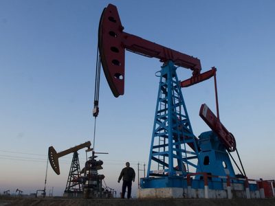 El petróleo opera estable en los mercados globales