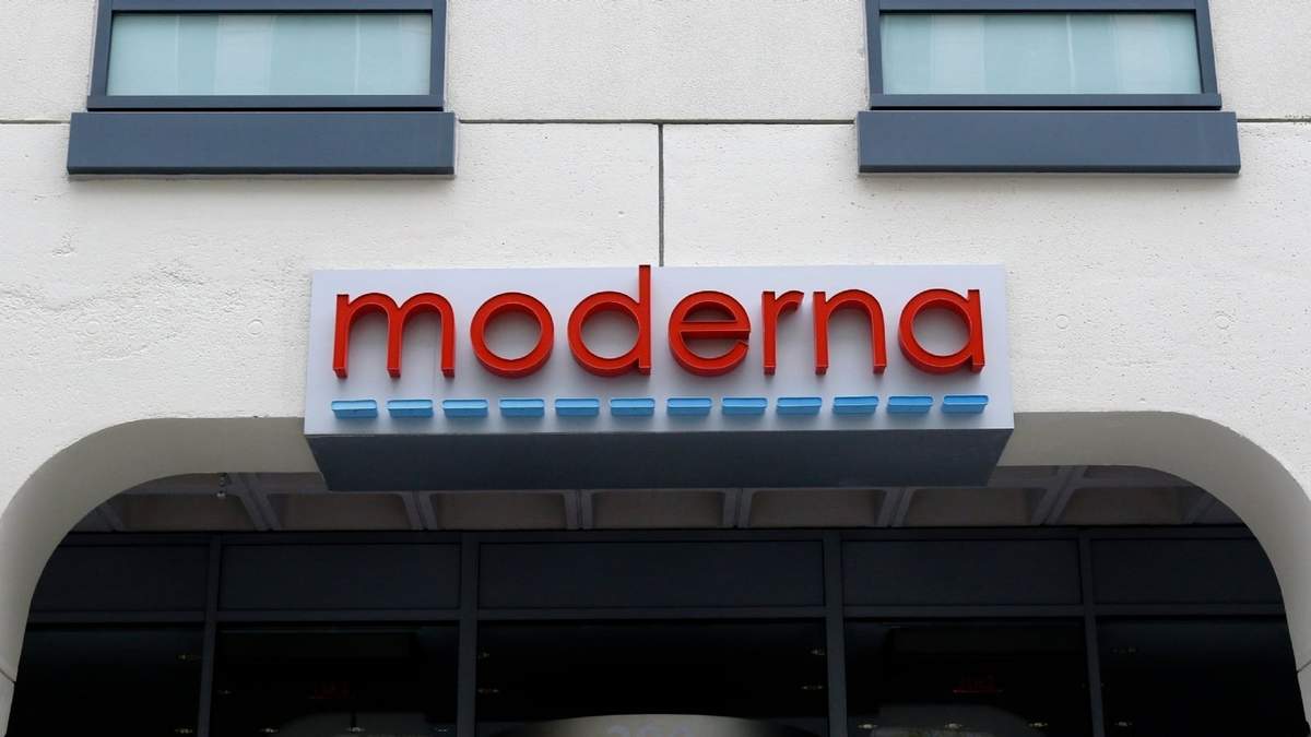 Un letrero en la entrada de un edificio de Moderna en Cambridge, Massachusetts, el 18 de mayo de 2020