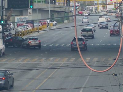 NL: Patrulla da vuelta prohibida, choca y atropella a dos personas