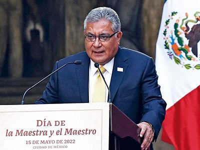 AMLO cambia de siglas: Desaira a la CNTE y une fuerzas con el SNTE