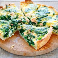 Tarta de acelga: sencilla, deliciosa y muy rendidora, la receta perfecta que salva tus comidas