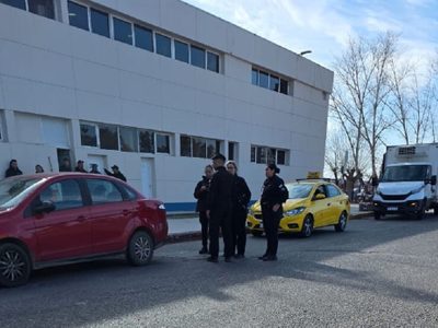 Un taxista agredió a un chofer de aplicación cuando tomaba pasaje en el aeropuerto