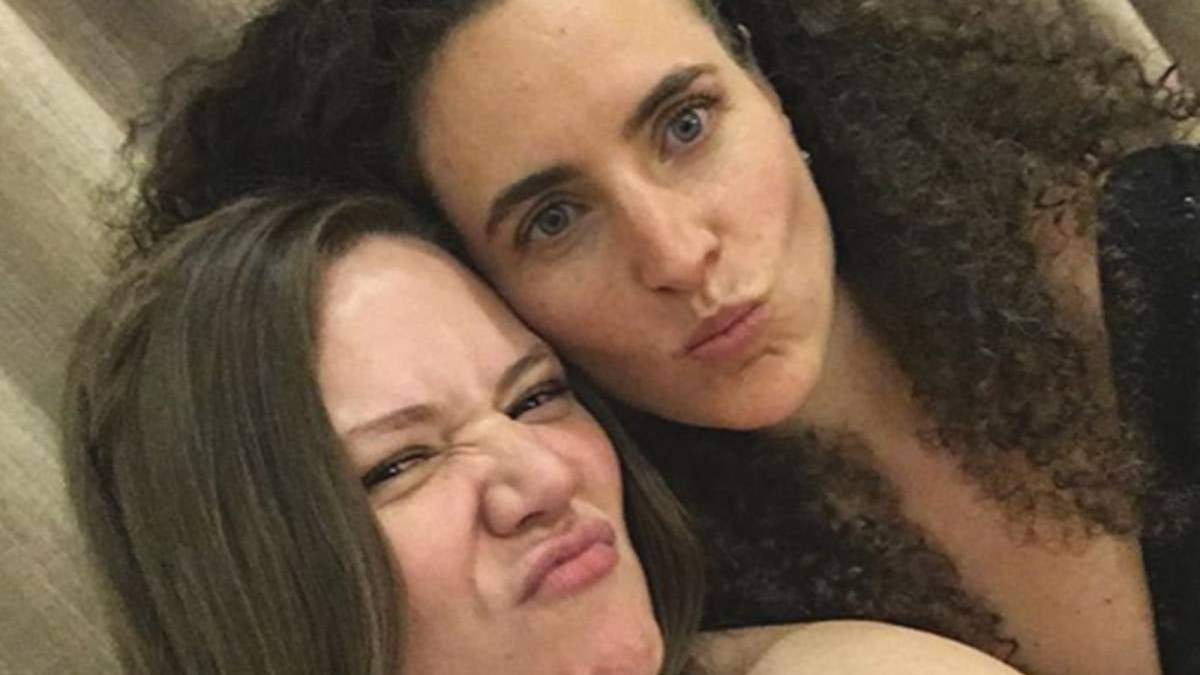 Joy Huerta y su esposa. Fuente: (Instagram)