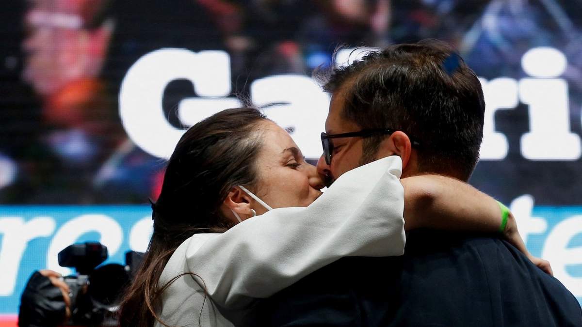 El presidente electo de Chile, Gabriel Boric, y su pareja, Irina Karamanos. Fuente: (Twitter)