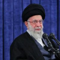 El líder supremo iraní advierte a EU e Israel que Irán está listo para responder a cualquier ataque