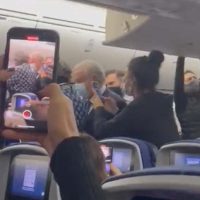 Entre gritos de apoyo y abucheos recibieron a AMLO en el avión de regreso a México