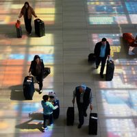 Viajeros afrontan mayores costos y menos opciones de vuelo por volatilidad de los precios