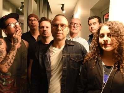 La banda AUA, el oasis rockero de Sabo Romo