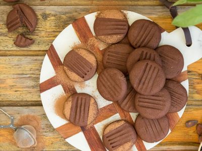 Con pocos ingredientes: prepará estas galletas azucaradas de chocolate y salvá la merienda