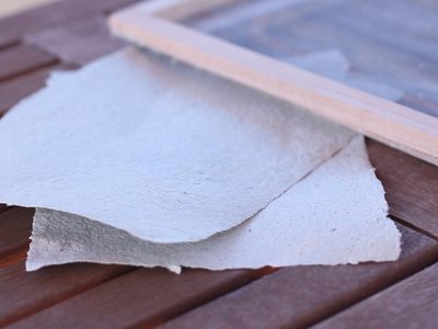 Con pedazos de papel reciclado o revistas: mirá esta idea "low cost" y brillante para decorar tu hogar