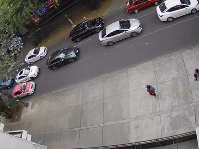 Conductor choca a otro vehículo para evitar asalto en Polanco (Video)