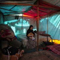 Desplazados en Gaza enfrentan condiciones invernales en tiendas de campaña