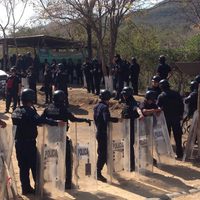 Policías desalojan a 160 familias que levantaron chozas en predio de Chiapas