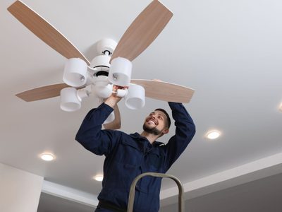 Ahora que se vino el calor: 2 trucos para limpiar tu ventilador de techo y librarlo del polvo