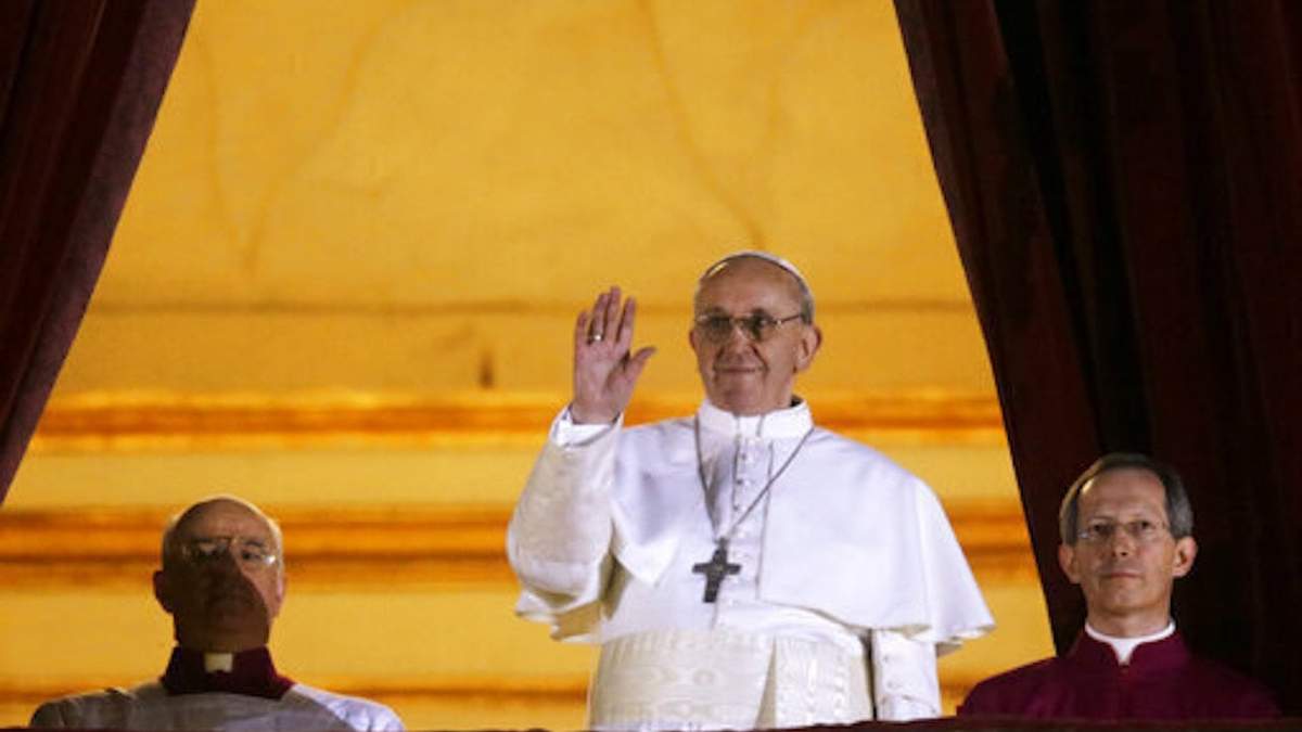 El cardenal argentino Jorge Bergoglio, saluda a la multitud desde el balcón central de la basílica de San Pedro tras ser elegido