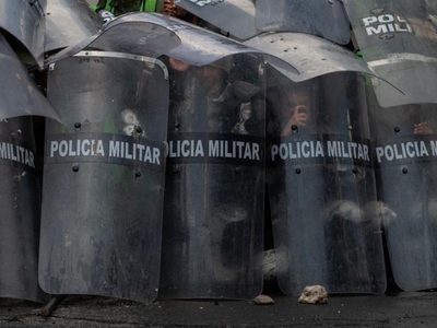 Hay 39 policías lesionados por ataques de encapuchados en el Campo Militar 1
