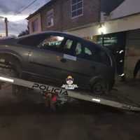 Allanaron un taller mecánico y lograron recuperar dos autos que habían sido robados