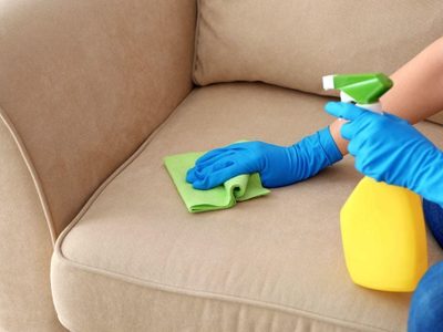 Que tu marido no se entere: limpiá los tapizados de tu sofá y silla con este trucazo viral que no falla