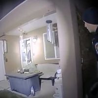 Policías se equivocan de casa y matan a un hombre inocente (Video)