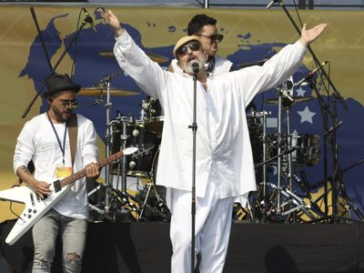 Maduro-Guaidó: la música también los divide con 'Manos fuera de Venezuela” y 'Aid Live”
