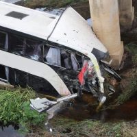 Mueren 12 personas en volcadura de autobús de turismo en Veracruz