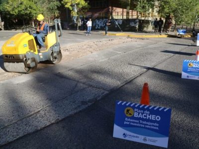 Comenzó el plan de bacheo en los barrios de Neuquén capital
