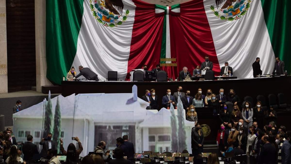 La fachada de la "casa gris" colocada por diputados del PAN en San Lázaro