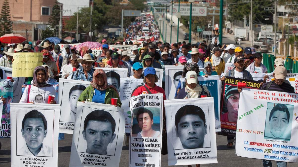 Familiares de los 43 y miembros del CETEG en una marcha en Chilpancingo, el 12 de diciembre de 2014