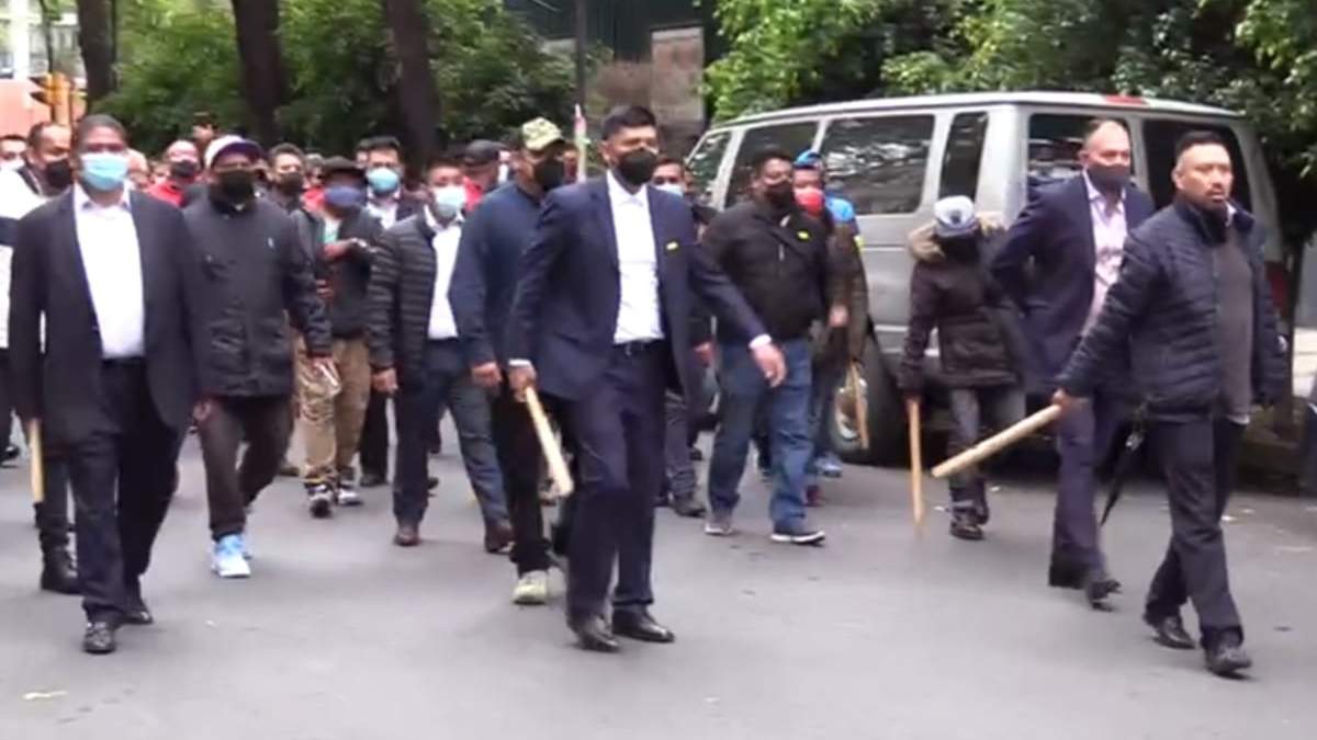 Un grupo llegó armado con palos a la sede nacional del PRI