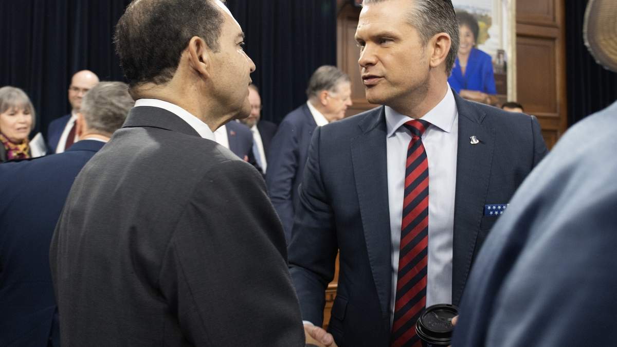 El representante Henry Cuellar saluda al jefe del Pentágono, Pete Hegseth