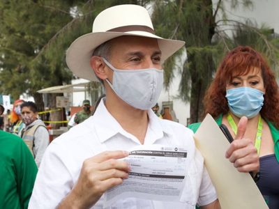 Hugo López-Gatell recibe la primera dosis de la vacuna contra el covid