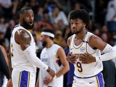 LeBron y Bronny James se convierten en la primera dupla padre-hijo que juega en la NBA