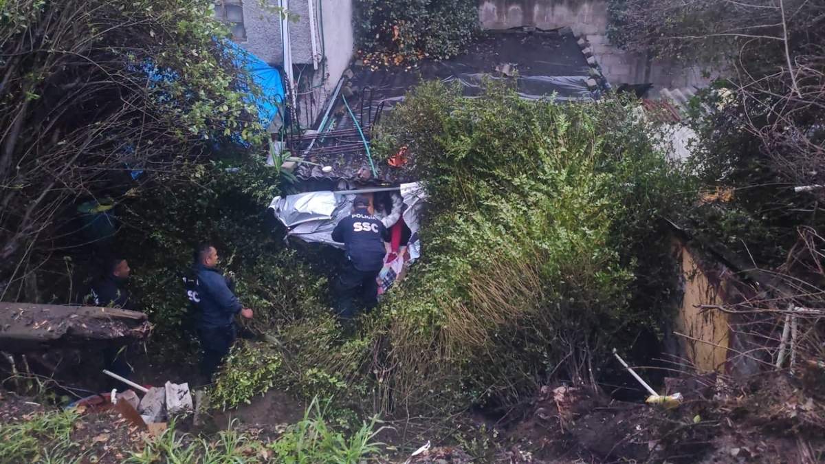 Policías Sectoriales de la SSC auxiliaron a las habitantes de una vivienda ubicada en la calle Ayuntamiento, de la colonia San Bernabé Ocoltepec, de la Alcaldía La Magdalena Contreras, a salir de forma segura, debido a que registró un deslizamiento de tierra