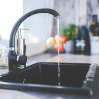 Con 3 ingredientes, la mezcla infalible para eliminar malos olores en la tubería de la pileta de la cocina