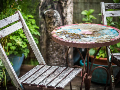 Si tenés o encontrás una silla de madera rota, no la tires: seguí estas ideas para darles un nuevo uso