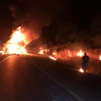 Arden tráiler y camioneta tras chocar de frente; muere un conductor