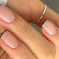 Nail Art: conocé la "micro" manicura francesa, la versión más chic y delicada que es furor este otoño
