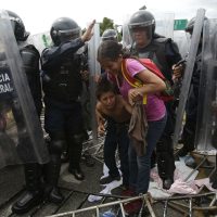 Migrantes hondureños rompen cerca fronteriza; la PF los contiene, y les alistan 'visa humanitaria” (Video)